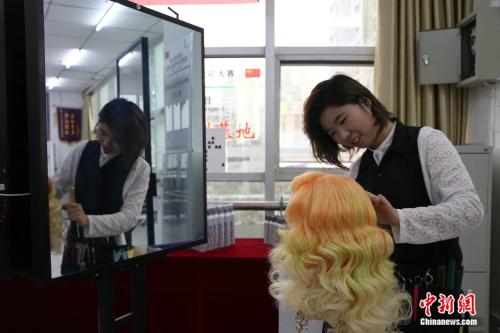 聶鳳進行美發造型中。 <a target='_blank' href='http://www.chinanews.com/' ></table>中新網</a> 王禹 攝