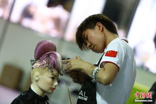 聶鳳參加第43屆世界技能大賽，并獲得美發項目金牌。 聶鳳供圖