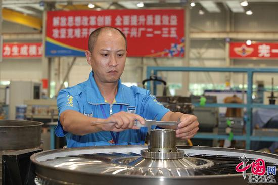 全國勞動模范、外場服務技術專家羅卓紅在工作中（資料圖）。解放軍5719廠供圖