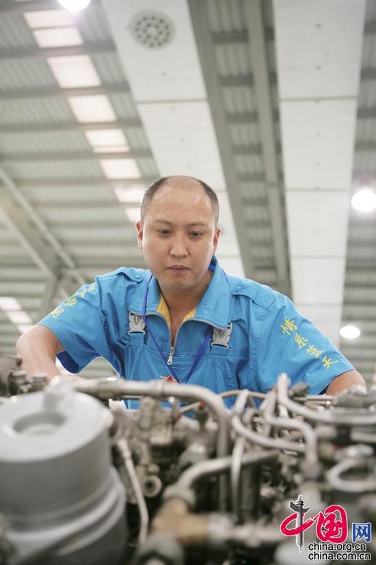 全國勞動模范、外場服務技術專家羅卓紅在工作中（資料圖）。解放軍5719廠供圖