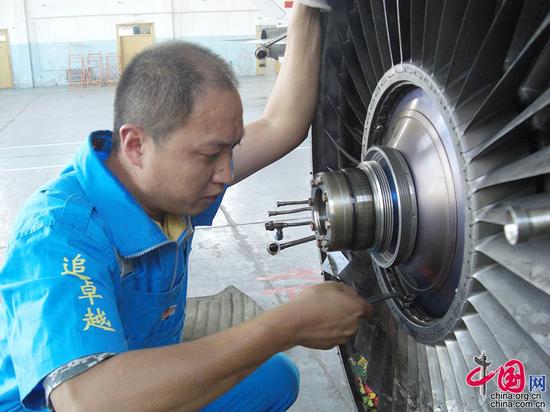 全國勞動模范、外場服務技術專家羅卓紅在工作中（資料圖）。解放軍5719廠供圖