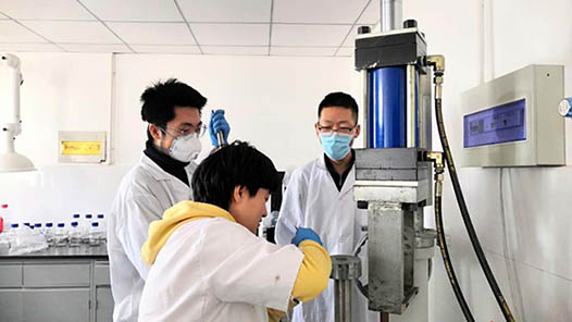 【一線：360行】油化藥劑師·攻克技術難關的實驗人