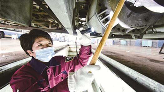 【一線：360行】修理工·公交車檢驗“女金錘”