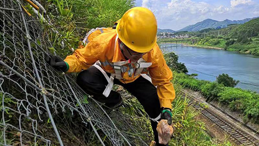 【愛在城市】絕壁攀登的“小黃人”：護衛鐵路排危石