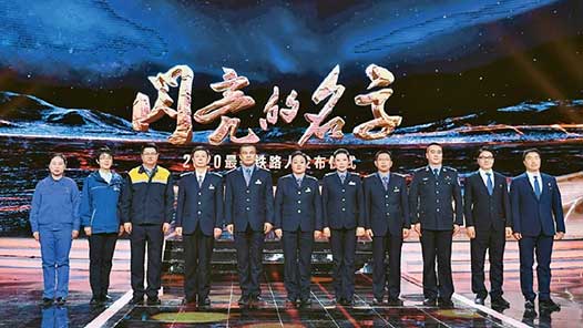 勞動是一切幸福的源泉，習近平談勞模精神、勞動精神、工匠精神