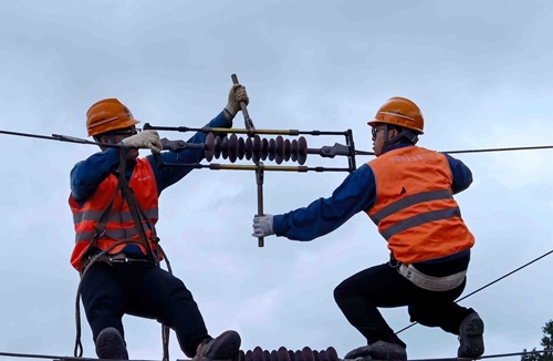 【“五小”創新有我在】巧設絕緣子更換器  省時又高效