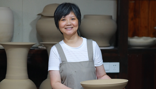 中國夢·大國工匠篇 | 施珍：讓越窯青瓷煥發秘色重光 與時代產生聯系