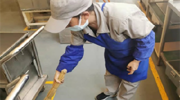 【“五小”創新有我在】一塊小帆布 杜絕笤帚苗