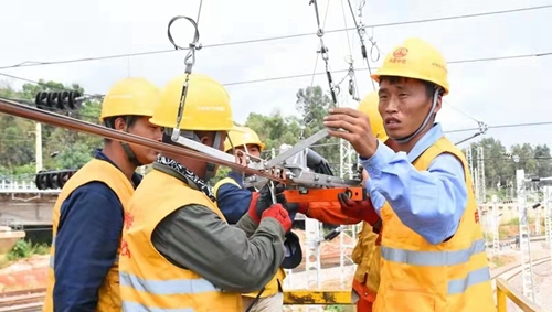 【“五小”創新有我在】自制小滑輪提高接觸網施工效率