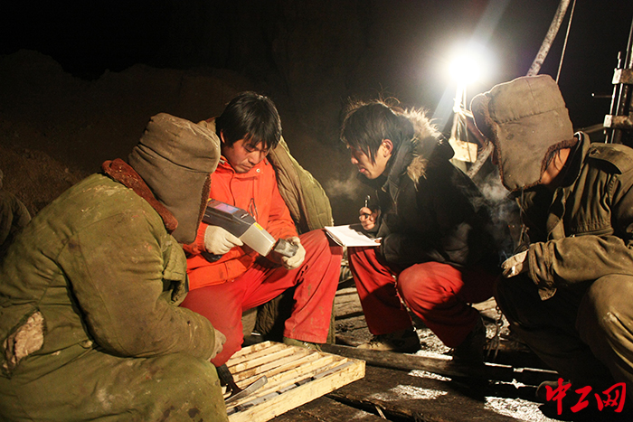 萬建領（左二）針對鉆機取出的巖心進行野外快速分析測試、