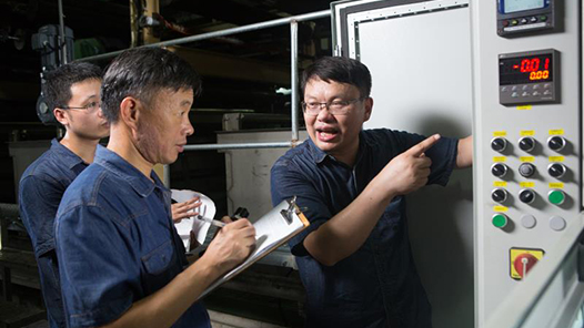 中國夢·大國工匠篇 | 鄧建軍：勤奮澆灌讓“黑牡丹”綻放在紡織重鎮