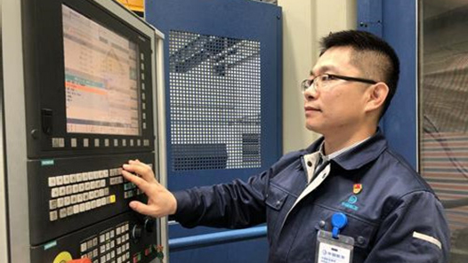 中國夢·大國工匠篇 | 栗生銳：在“國之重器”上雕刻的能工巧匠