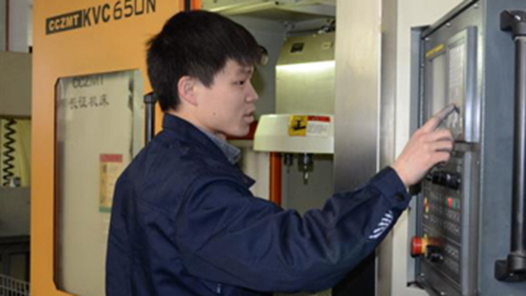 中國夢·大國工匠篇 | 付正勇：打造微波天線 讓信號暢通無阻（組圖）