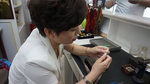 中國夢·大國工匠篇 | 楊秀娟：像一道光環照亮身邊人 展現服務業里的工匠精神（圖）