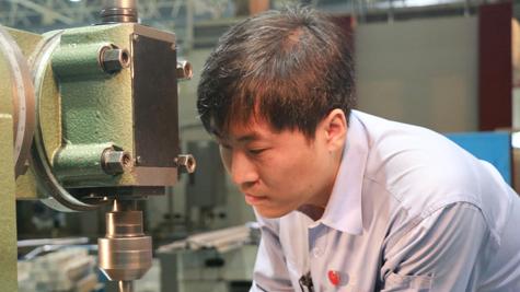 中國夢·大國工匠篇 | 王剛：鐵漢柔情 精造國防利器