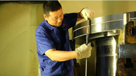 中國夢·大國工匠篇 | 大連80后技術能手梁偉：老外稱贊“中國最好的工人”