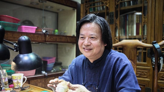 中國(guó)夢(mèng)·大國(guó)工匠篇 | 雕玉先雕心——玉雕大師李克生和他的“水上漂”鼻煙壺