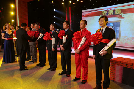 全國勞模李斌為10位最美職工頒發(fā)榮譽證書