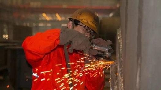 團結奮斗開新局 喜迎工會十八大·勞動者之歌 | 在鋼鐵上“繡花”的焊匠