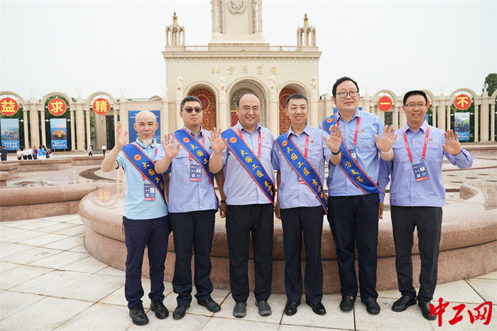 參會人員在北京展覽館外合影留念。中工網記者王鑫 攝