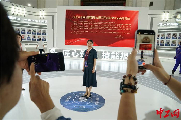 參會人員在現場拍照留念。中工網記者王鑫 攝