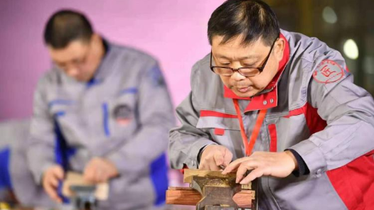 中工網帶你去追星｜劉更生：皇家椅擺進現代展廳，自帶氣度與威嚴