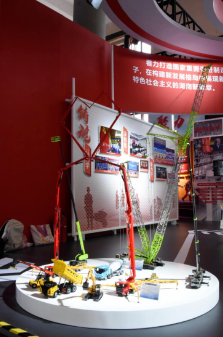 18湖南眾多“大國重器”整齊列隊，向工匠“比心”致敬。