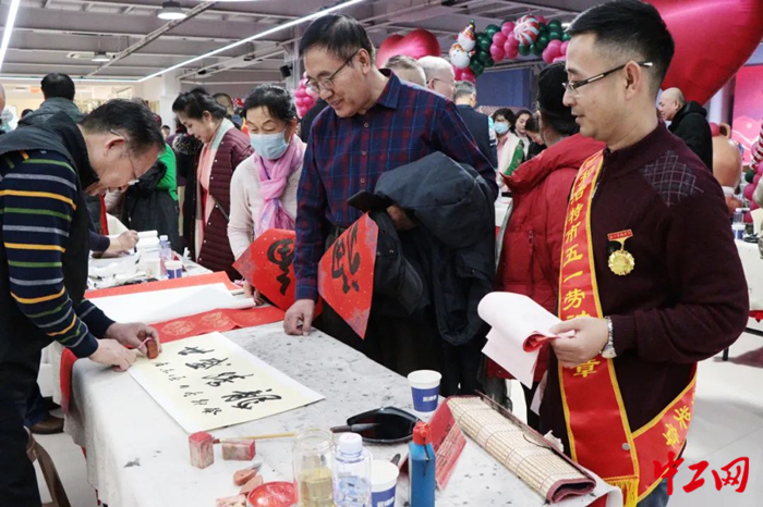 12月30日，呼和浩特市總工會開展“大力弘揚勞模精神，致敬最美勞動者”為主題的迎新春、送祝福活動。圖為活動現場。 呼和浩特市總工會供圖