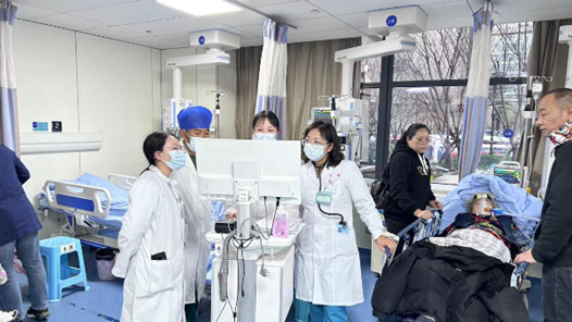 因?yàn)樗麄儓?jiān)守 所以我們幸福