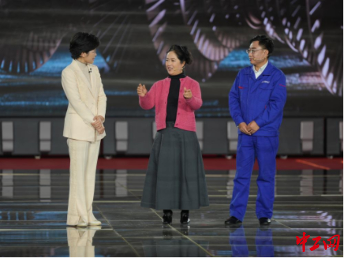 董禮濤（右一）和妻子（右二）在2023年“大國工匠年度人物”活動錄制現(xiàn)場。中工網(wǎng)記者趙海山攝