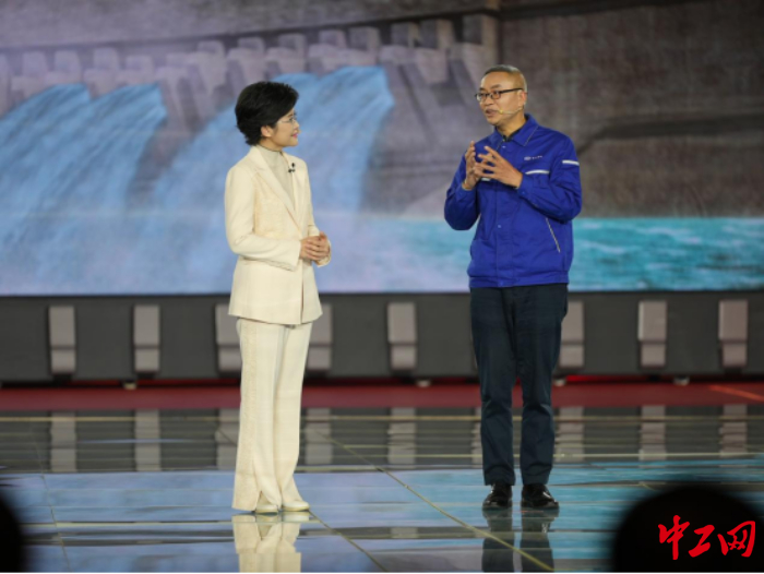 崔興國在2023年“大國工匠年度人物”發(fā)布儀式現(xiàn)場接受主持人提問。中工網(wǎng)記者趙海山 攝
