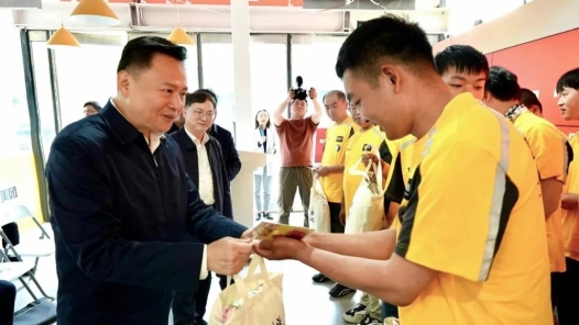 徐留平帶隊赴美團慰問新就業(yè)形態(tài)勞動者 大力推動平臺企業(yè)建會入會優(yōu)會強會