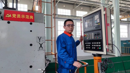 筑夢現代化 共繪新圖景·勞動者之歌｜機床上的“雕刻師”