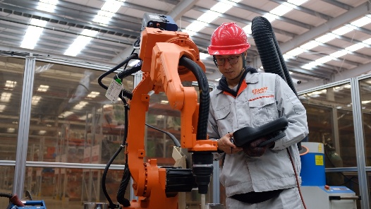 筑夢現代化 共繪新圖景·勞動者之歌｜王洋：從焊工到機器人編程師的“蛻變”