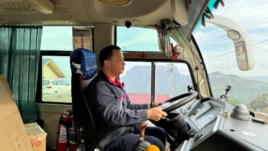 筑夢(mèng)現(xiàn)代化 共繪新圖景·勞動(dòng)者之歌｜鄧蘭舟：深山路上的“幸福速遞員”