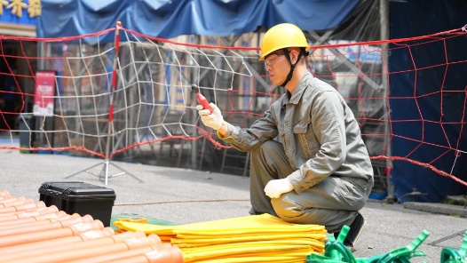 筑夢(mèng)現(xiàn)代化 共繪新圖景·勞動(dòng)者之歌｜賀彪：電力“特種兵”守護(hù)萬(wàn)家燈火