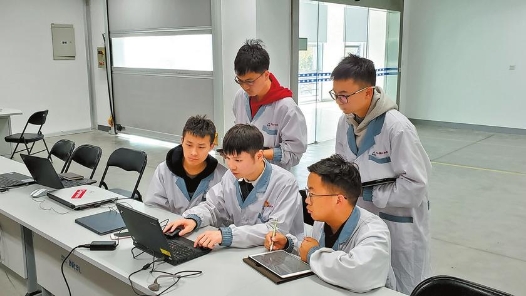 勞模風(fēng)采·2024年全國(guó)五一勞動(dòng)獎(jiǎng)?wù)拢S劍湘：勇闖特高壓技術(shù)“無人區(qū)”