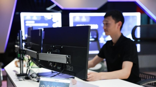 筑夢(mèng)現(xiàn)代化 共繪新圖景·勞動(dòng)者之歌 | 網(wǎng)絡(luò)世界的隱形守護(hù)者