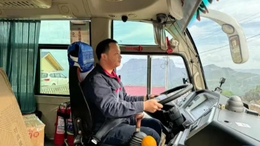 筑夢(mèng)現(xiàn)代化 共繪新圖景·勞動(dòng)者之歌 | 鄧蘭舟：努力服務(wù)好每位村民