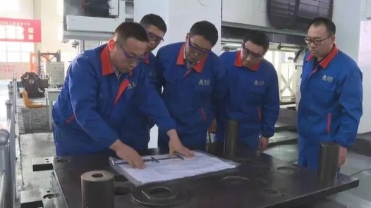 筑夢(mèng)現(xiàn)代化 共繪新圖景·勞動(dòng)者之歌 | 數(shù)控技工張偉：在零點(diǎn)零一毫米間傳承匠心