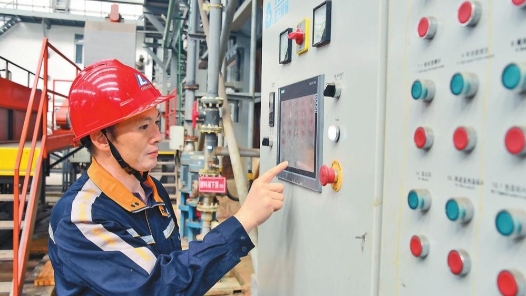 勞模風(fēng)采·2010年全國(guó)勞模｜徐成東：千錘百煉鑄就匠心