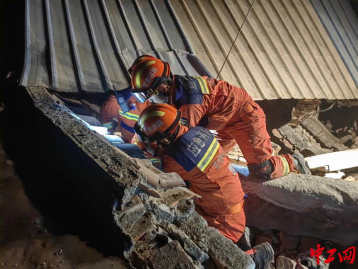 消防人員徒手挖下壓在受災(zāi)群眾身上的磚石。受訪者供圖