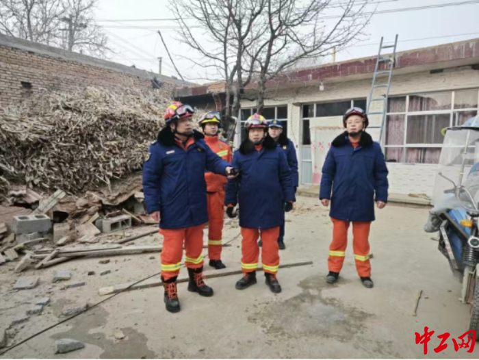 程恩虎（左一）和其他消防人員在受災(zāi)群眾家中詢問情況。受訪者供圖