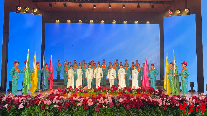 4月25日，職工戲曲合唱隊在中國國家圖書館表演