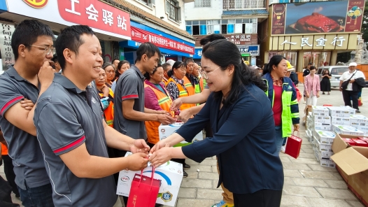云南省昭通市魯甸開展“工會溫暖進萬家”送清涼活動