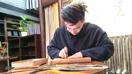 千職百態(tài)｜一人、一皮、一刀，雕刻光影藝術