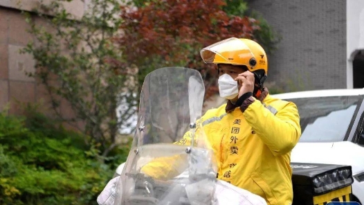 呼和浩特市總工會開展“工會送清涼 防暑保安康”關愛騎手慰問活動