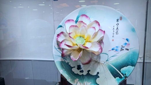 何以中國 行走河南｜洛陽“牡丹”瓷上“綻放”