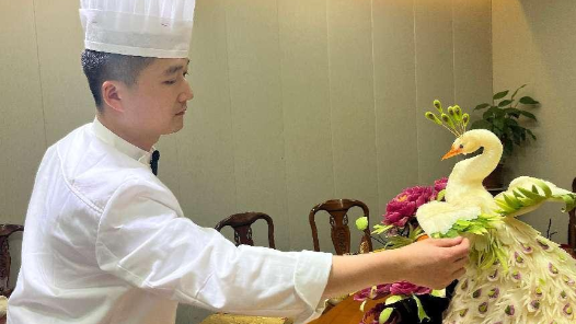 千職百態(tài)｜蘿卜變孔雀！看食品雕刻師妙手生花