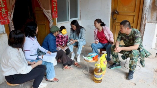 云南省楚雄彝族自治州總工會開展“愛心媽媽”結對關愛活動